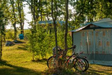 Emplacement camping-car, caravane, tente et van